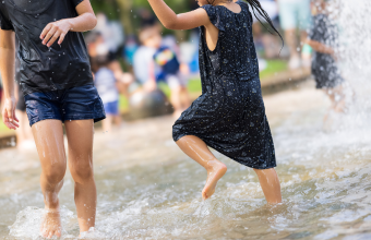 夏季限定じゃぶじゃぶ池で水遊び